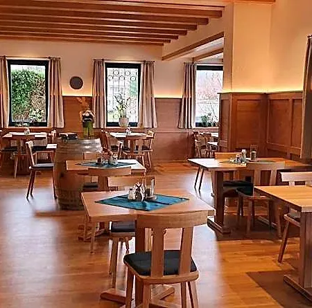 Lug Ins Land Restaurant & מלון *