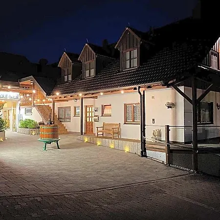 Lug Ins Land Restaurant & מלון
