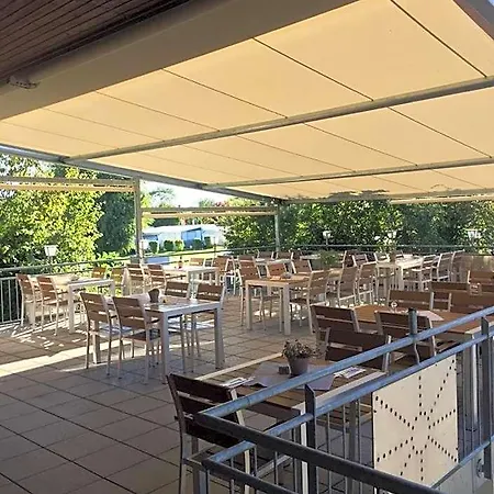 Lug Ins Land Restaurant & מלון