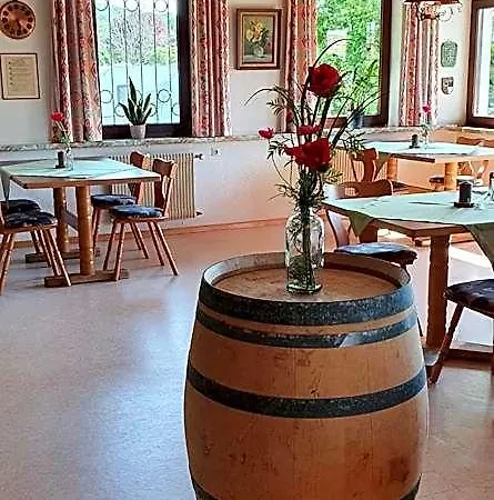 Lug Ins Land Restaurant & מלון *